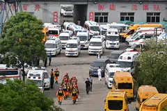 Tim penyelamat bekerja di lokasi pada 23 Mei menyusul ledakan gas di tambang batu bara Liushenyu di provinsi Shanxi, Tiongkok.