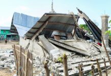 Ribuan orang mengungsi setelah gempa di Indonesia menewaskan 53 orang, gempa susulan menghambat upaya penyelamatan