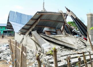 Ribuan orang mengungsi setelah gempa di Indonesia menewaskan 53 orang, gempa susulan menghambat upaya penyelamatan