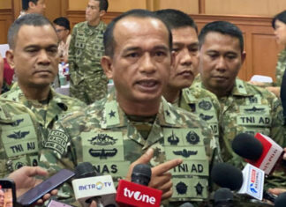 Militer Indonesia menahan petugas atas dugaan pusat perjudian online di kediaman tentara